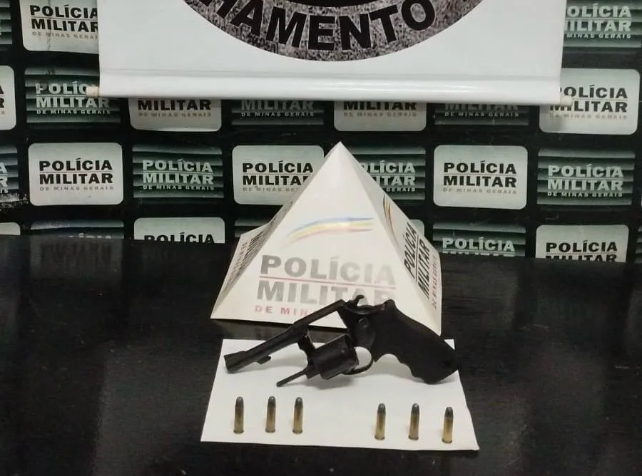 Jovem é preso com revólver calibre .38 em alojamento na Vila Vicentina, em Pará de Minas