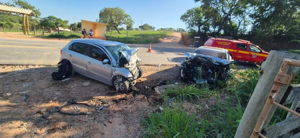 Casal morre e bebê fica ferido em acidente entre dois carros na MG-252, em Perdigão