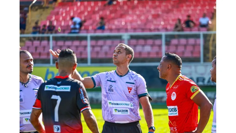 Campeonato Sicoob Pará de Minas começa com goleadas e dois empates
