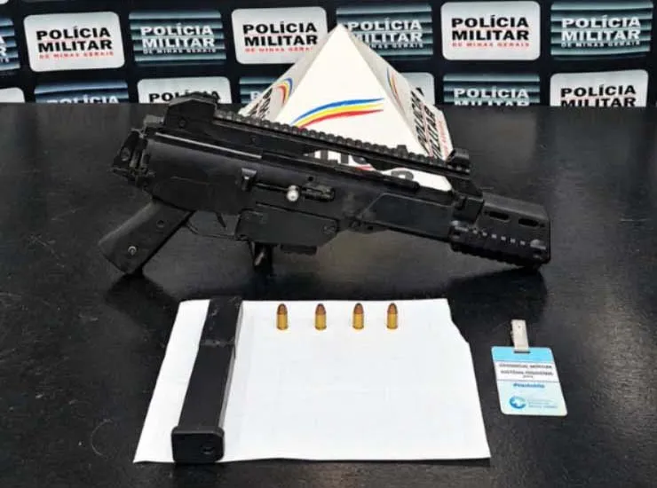 PM apreende arma com características de submetralhadora em Pará de Minas